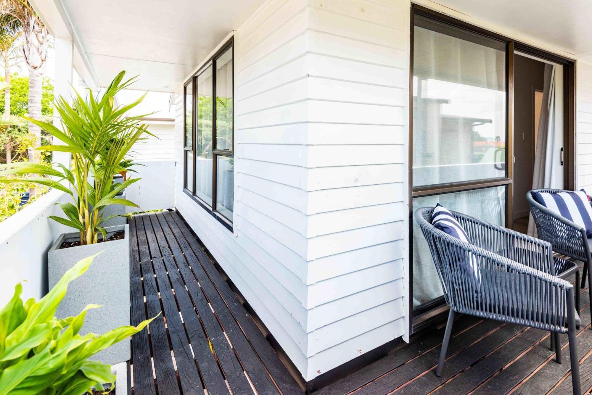 Spacious, Breezy Studio Apartment, Moments From Downtown And Beach Mount Maunganui Exterior photo